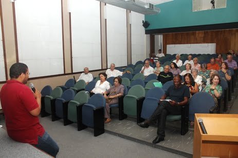 Aqui, atentos às informações dadas pelo advogado da entidade Daniel Felipe Hilário, de pé. Foto: Generosa Gonçalves
