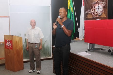 Passando os informes aos convidados, os coordenadores do SITRAEMG Célio Izidoro, ao microfo; e João Sellera. Foto: Generosa Gonçalves