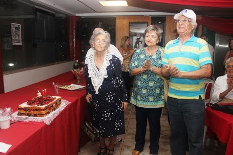 Aniversariantes de fevereiro. Ao centro, Sra. Vera, de Uberaba, também pela primeira vez à reunião. Foto: Generosa Gonçalves
