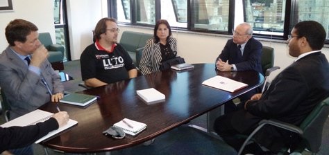 na sala de reuniões da Presidência do TRE, a partir da esquerda, o diretor geral do Órgão, Adriano Denardi, os coordenadores do Sindicato Igor Yagelovic e Vilma de Oliveira, o presidente do TRE, desembargador Geraldo Augusto de Almeida, e o advogado sindical Daniel Hilário. Foto: Generosa Gonçalves