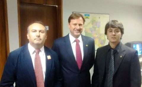 Ao centro, o líder do PDT/RO no Senado, Acir Gurcacz, acompanhado por Alexandre Magnus e Fernando Guetti